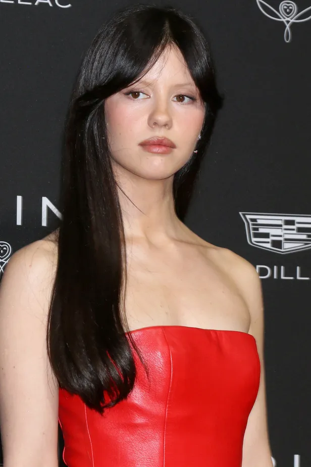 En ook Mia Goth gaat met glanzende lokken door het leven 