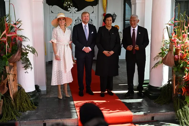 Koning Willem-Alexander en koningin Máxima worden verwelkomd door de president van Suriname en haar echtgenoot.