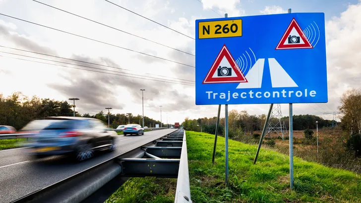 Een bord voor flitspalen. In Frankrijk liggen er plannen op tafel voor een superflitspaal, die vier boetes in een keer kan geven.