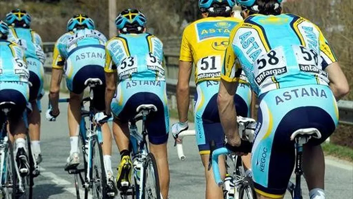 Loon renners Astana eindelijk overgemaakt