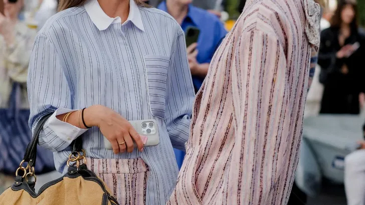 Vriendinnen in stijlvolle outfits.