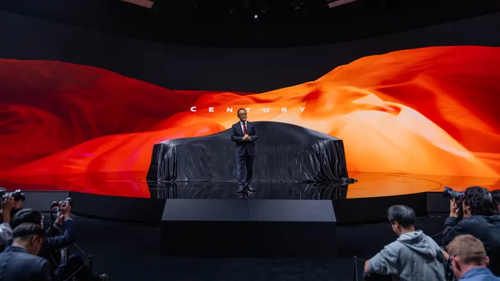 Toyota's nieuwe wapen tegen Rolls-Royce en Bentley krijgt 'gewoon' een verbrandingsmotor (en misschien wel 900 pk)