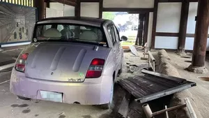 Japanse curator ramt auto dwars door eeuwenoud toilet