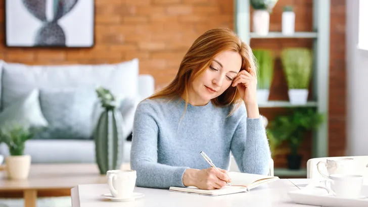 vrouw die schrijft
