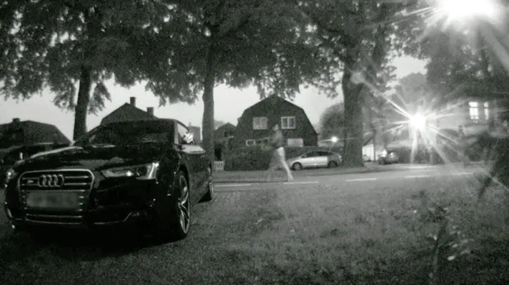 Poging twee, nu bij het goede huis: de schutter vuurt met een kalasjnikov en maakt zich uit de voeten.