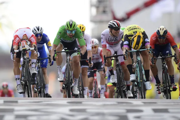 Nipte massasprint tussen Caleb Ewan en Dylan Groenewegen in de Tour de France.