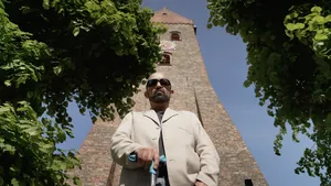 De inmiddels gelovige Frank Salerno voor een kerkje bij Leek.