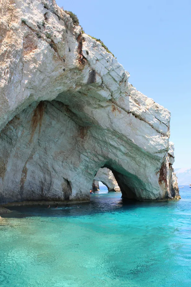 Zakynthos staat bekend om de ‘Blue Caves’ waarvoor je allerlei trips kunt boeken. Ook de grotten van Keri en andere kleine grotten die je alleen kunt zien vanaf een boottochtje zijn prachtig met hun blauwe wateren.