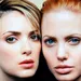 Winona Ryder met een pixie cut en Angelina Jolie met lang haar in de jaren '90.