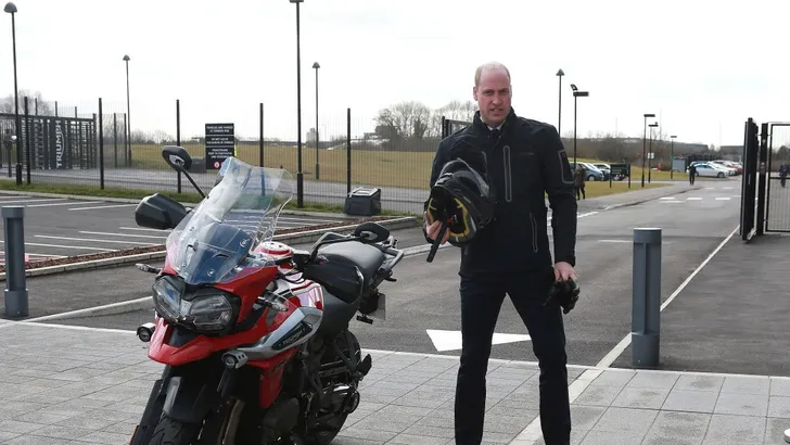 Royal motormuis: prins William maakt ritje