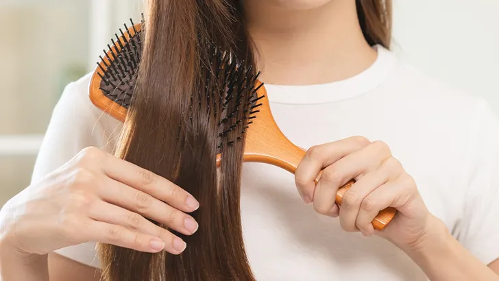 Haaruitval door borstelen? Deze veelgemaakte fouten verpesten je coupe (en zo doe je het wél)
