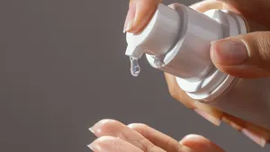 Serum aanbrengen op hand voor patchtest