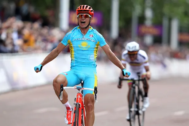 alexandre vinokourov komt juichend over de streep nadat hij rigoberto uran versloeg in de sprint op de olympische spelen van 2012