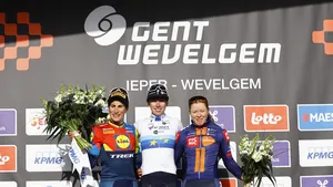 Podium van Gent-Wevelgem met winnaressen voor het logo ‘Gent-Wevelgem Ieper–Wevelgem’, symbool voor de koersnaam die straks verdwijnt.