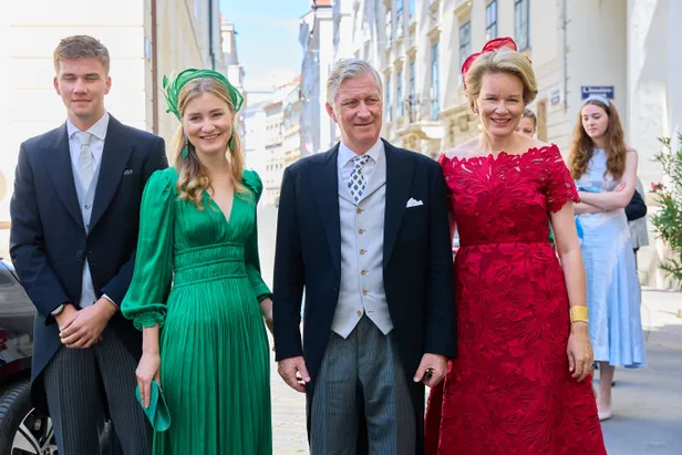 Bruiloft Isabel van Habsburg-Lorraine: koning Filip, koningin Mathilde, prins Gabriël, prinses Elisabeth bij aankomst.