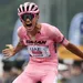 isaac del toro wint in roze trui