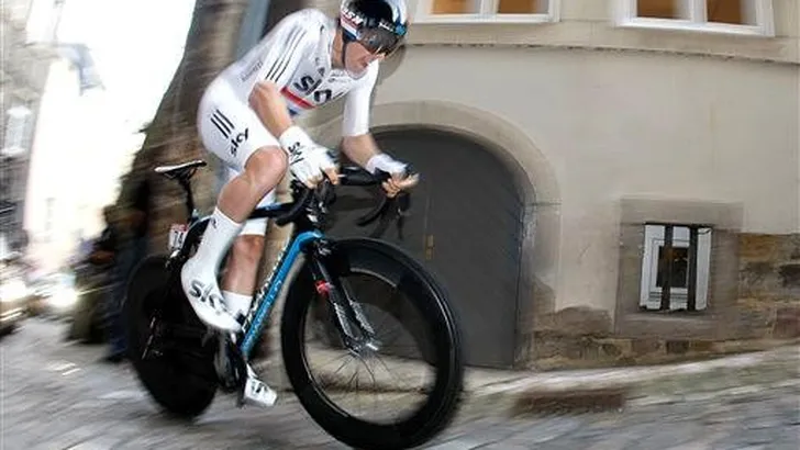 Dowsett verlengt Britse tijdrittitel