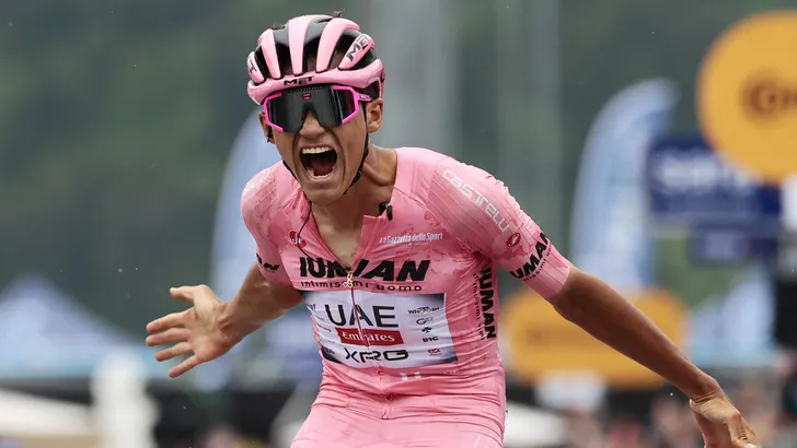 isaac del toro wint in roze trui