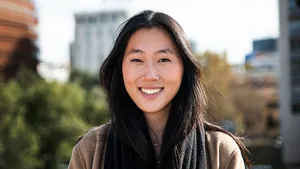 Close-up portret van lachende Aziatische vrouw in de stad