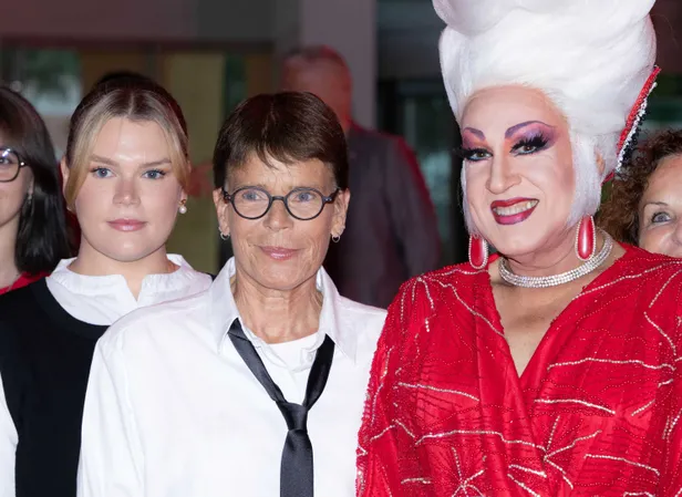 Foto van prinses Stéphanie met kort kapsel bij Fight Aids Monaco Gala, juli 2025.