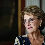 Prinses Margriet neemt eerste exemplaar biografie Wilhelmina van Pruisen in ontvangst