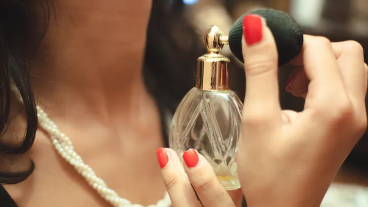 Good to know: hierom is het beter om parfum niet op je hals te spuiten