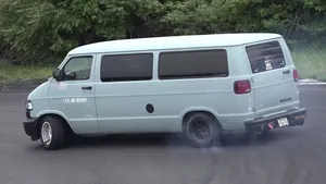 VIDEO: driftende Ram Vans in Japan!