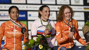Volledig podium voor de vrouwen van TeamNL bij het WK Veldrijden 2026 in Hulst.
