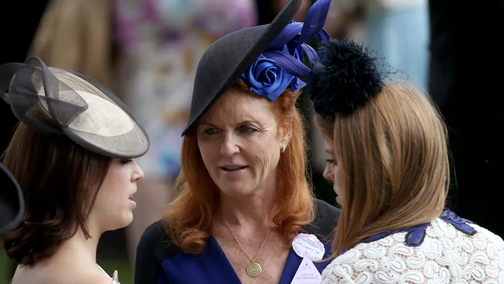 Sarah Ferguson maakt zich zorgen om haar dochters Eugenie en Beatrice