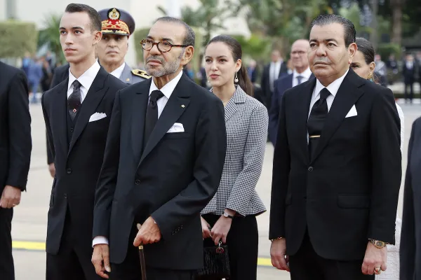 Lalla Khadija op het vliegveld van Rabat met haar vader en broer.