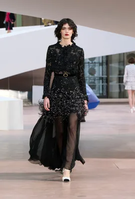 Een model op de catwalk bij Chanel tijdens Paris Couture Week, januari 2025.