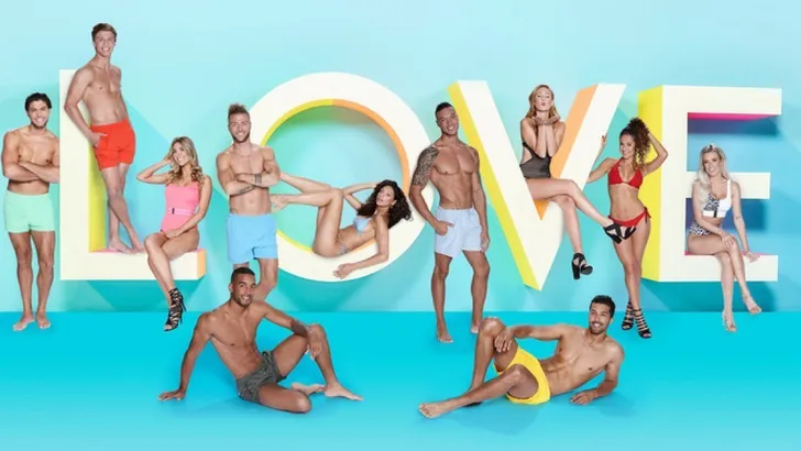 Shocking: deze presentatrice van Love Island is aangehouden voor mishandeling