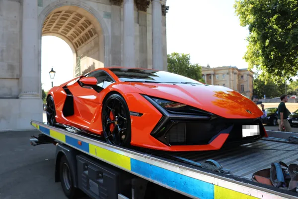 Een in beslag genomen Lamborghini Revuelto wordt op een bergingswagen afgevoerd bij Wellington Arch in Londen.