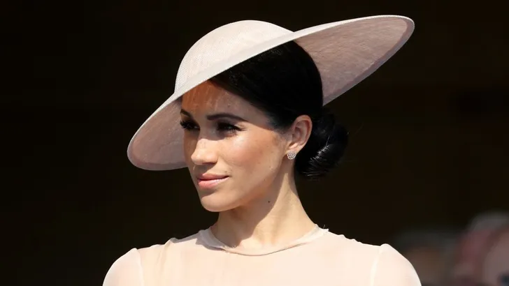 Om deze reden kiest Meghan voor zachtroze kleding