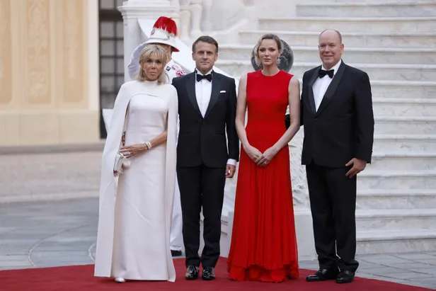 Foto van prins Albert en prinses Charlene met president Emmanuel Macron en zijn vrouw Brigitte bij het officiële bezoek aan Monaco.
