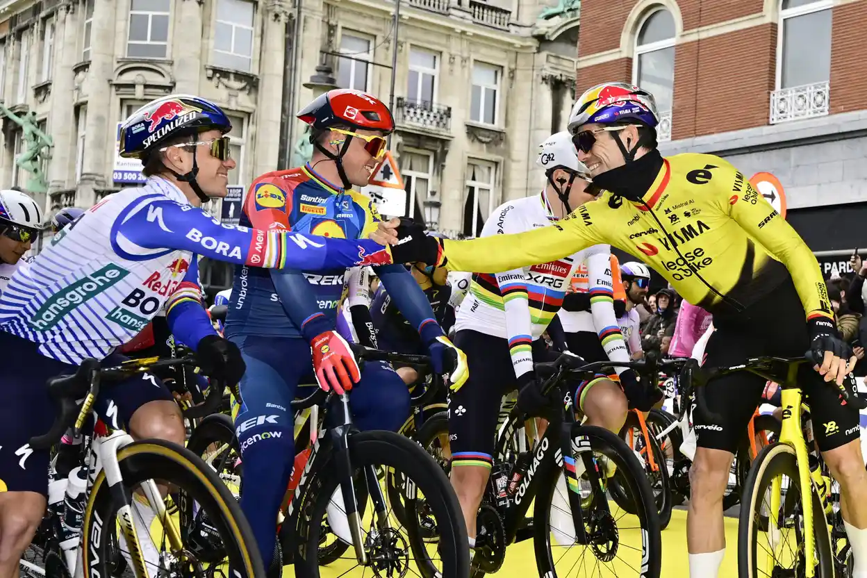Remco Evenepoel en Wout van Aert, op wie volgens Adrie van der Poel in België te veel kritiek is. 