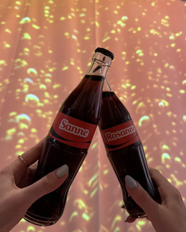 Flesjes Coca-Cola met Sanne en Rosanne erop 