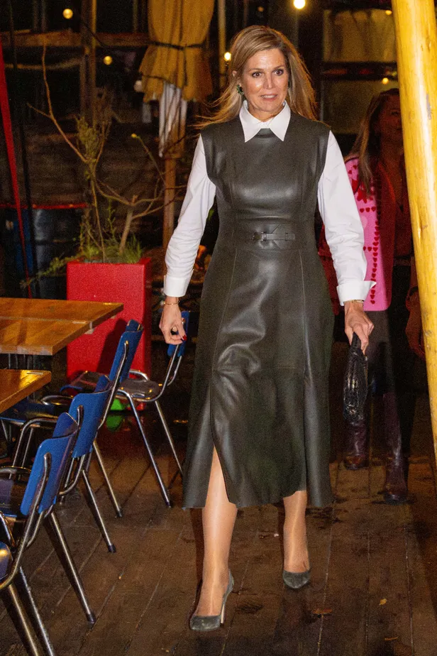 Koningin Máxima in een outfit van Massimo Dutti tijdens haar bezoek aan de The Offline Club