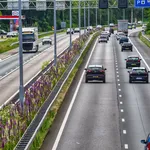 Een autoweg. Onderzoek van de ANWB heeft baanplakkers als de grootste irritatie op de weg aanwegezen