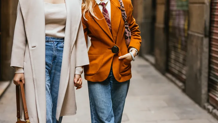 Foto van twee vrouwen in jeans. – Perfecte jeans vinden voor curvy vrouwen