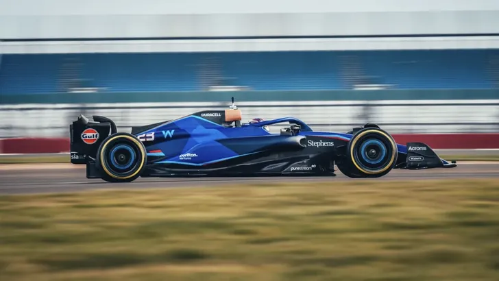 Williams stuurt echte 2023-auto de baan op 