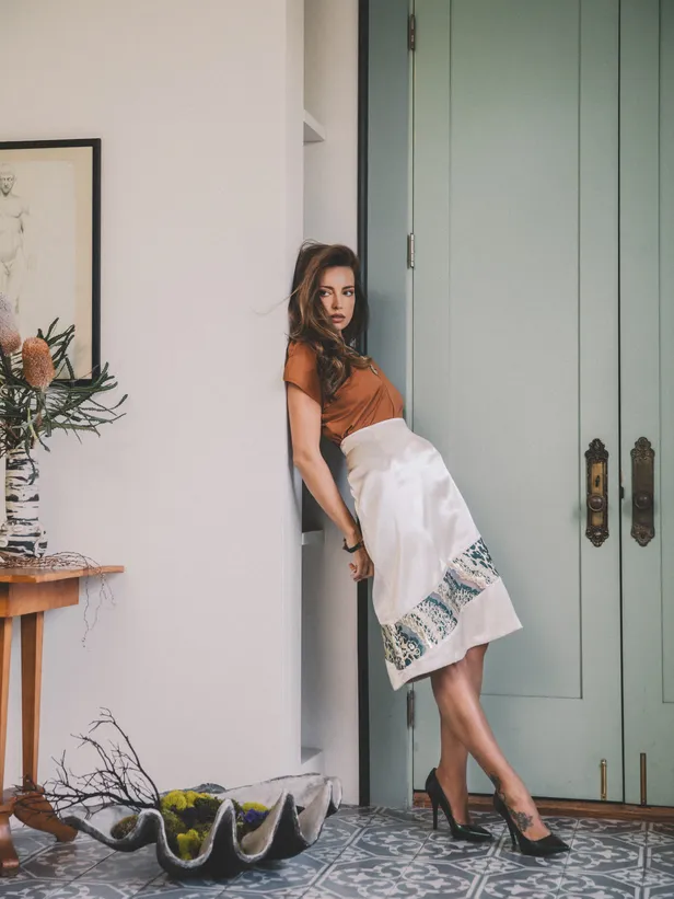 Top: Opificio Modenese | Rok: La’ Agra | Sieraden: Veronica Tharmalingam | Schoenen: Mashizan