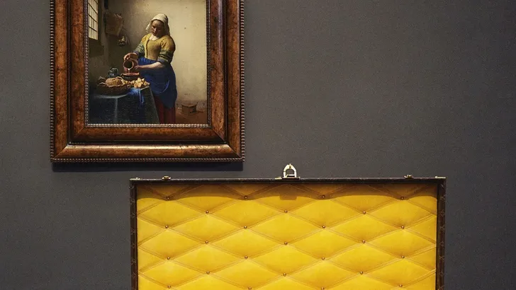 Stijlvol: Vermeer's Melkmeisje reist in Louis Vuitton-koffer naar Japan