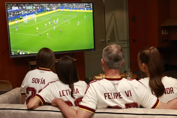 Prinses Leonor, koning Felipe, koningin Letizia en prinses Sofía dragen voetbalshirts met hun naam erop.