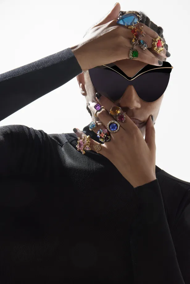 Zonnebril: Nina Ricci | Ringen: De Rien - Regina Castillo, Fernando Rodríguez, Dyana Montoya, Dior, Pomellato en Swarovski