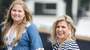 Máxima en Amalia steunen oma Zorreguieta