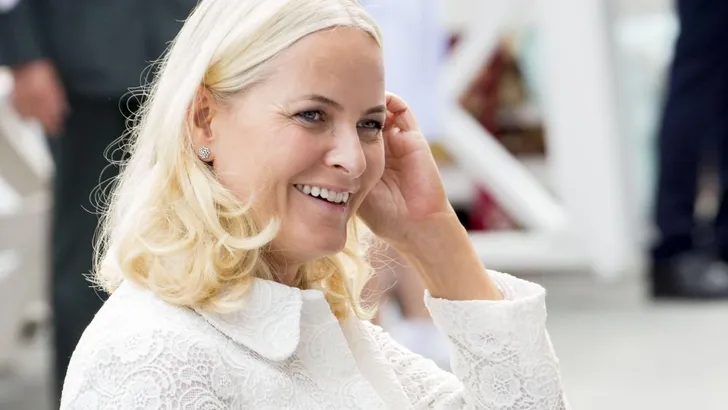 Prinses Mette-Marit: dol op witte kanten kleedjes