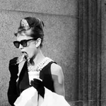 AUDREY HEPBURN in BREAKFAST AT TIFFANY'S, 1961, directed by BLAKE EDWARDS. Copyright PARAMOUNT PICTURES.