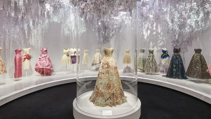 Deze Dior expo in het V&A museum is dé reden dat je nu naar Londen wil