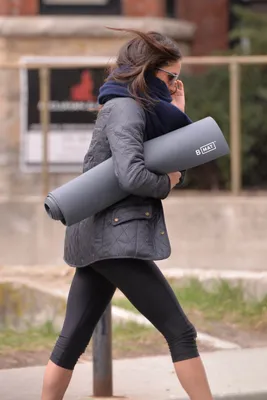 Meghan onderweg naar yoga